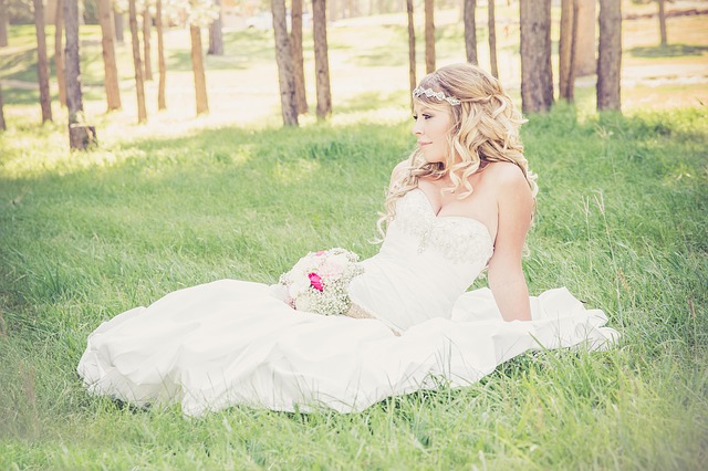 krásná nevěsta v trávě