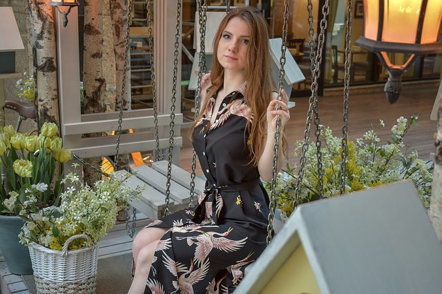 žena na houpačce.jpg