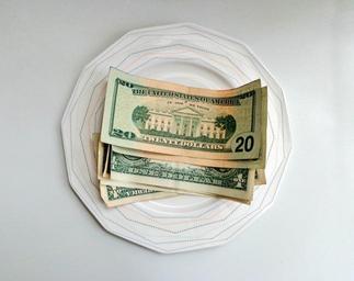 peníze na talířku