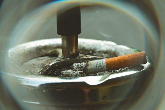 cigareta v popelníku